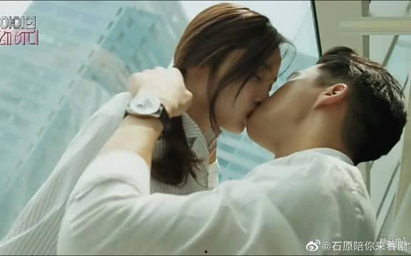 醉酒吻戏片段国产剧视频,国产剧中的激情火花